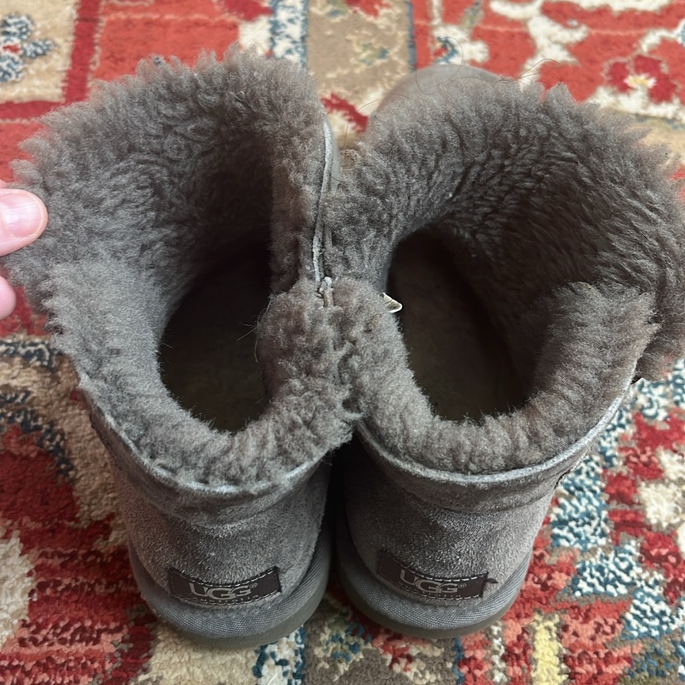 Gray Uggs Size 7 Mini Bailey Button - image 5
